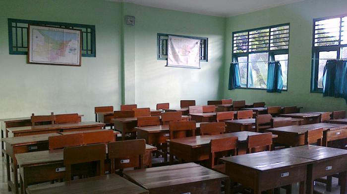 Classroom photo with brown desk